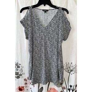 Express Women's Cut-Out Shoulder V-Neck White and  Black Color Blouse Size: M